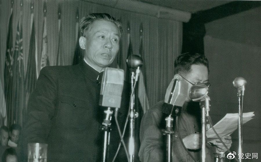 1949年11月16日,刘少奇在亚洲澳洲工会代表会议开幕式上讲话。
