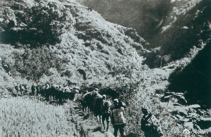 1947年6月,刘邓大军强渡黄河天险,千里跃进大别山,揭开了中国人民解放军战略进攻的序幕。