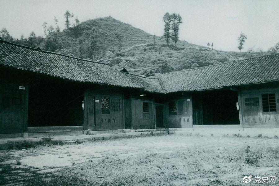 1934年11月26日,中1934年11月26日,中共湘鄂川黔边临时省委、省军区在大庸(今张家界)成立(后迁至湖南永顺塔卧丁家院),任弼时任省委书记兼省军区政治委员。图为湖南永顺塔卧丁家院中共湘鄂川黔边临时省委、省军区旧址。共湘鄂川黔边临时省委、省军区在大庸(今张家界)成立(后迁至湖南永顺塔卧丁家院),任弼时任省委书记兼省军区政治委员。图为湖南永顺塔卧丁家院中共湘鄂川黔边临时省委、省军区旧址。