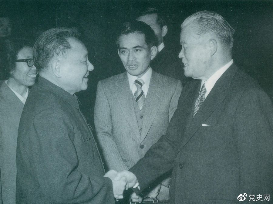 1979年12月6日,邓小平会见日本首相大平正芳。