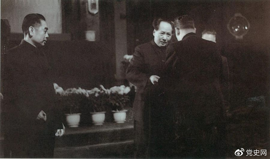1949年10月2日,苏联政府首先承认中华人民共和国。10月3日,中苏正式建交。图为苏联第一任驻中国大使向毛泽东主席呈递国书。