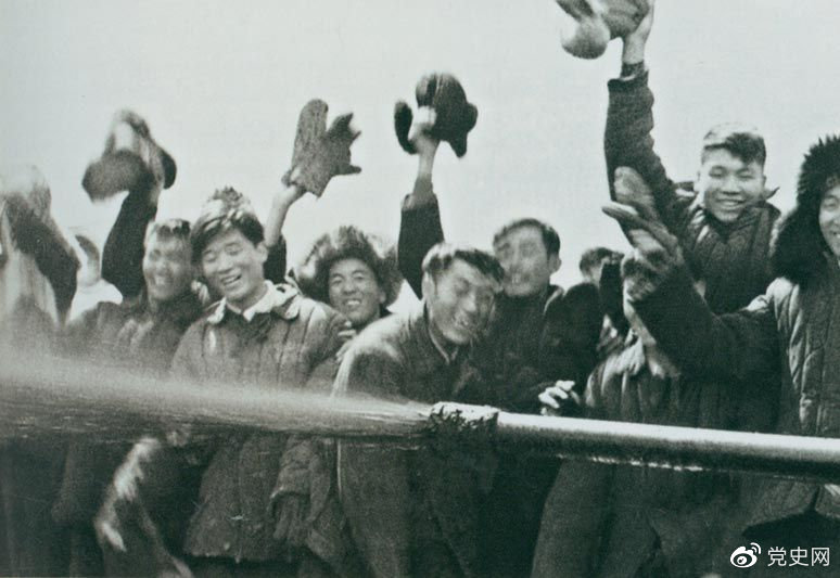 1959年9月26日,在黑龙江肇州县大同镇附近的松基3号井喷出了工业油流,发现了大油田。因临近国庆10周年,被命名为大庆油田。