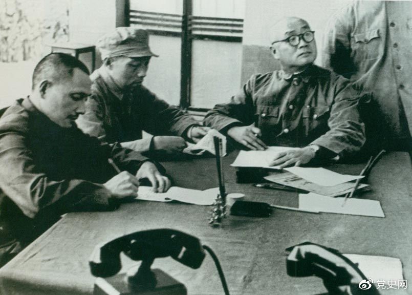 1949年11月1日起,人民解放军向西南进军。图为邓小平与刘伯承、张际春等研究进军西南问题。