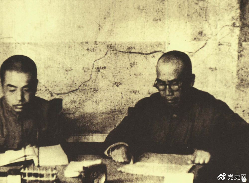1945年8月,彭德怀任中央军委副主席兼总参谋长,协助毛泽东、朱德指挥对日军的大反攻。图为朱德和彭德怀在延安。
