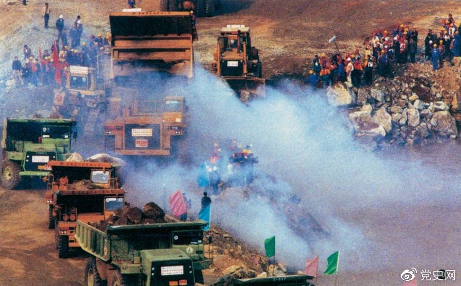 1997年11月8日,长江三峡水利枢纽工程成功实现大江截流。这是400多辆巨型装载车紧张有序地向上游围堰口抛投石料。