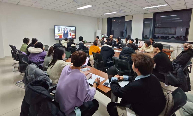 西北大学师生们观看“同上一堂‘守护祖脉秦岭’思政大课”。西北大学供图