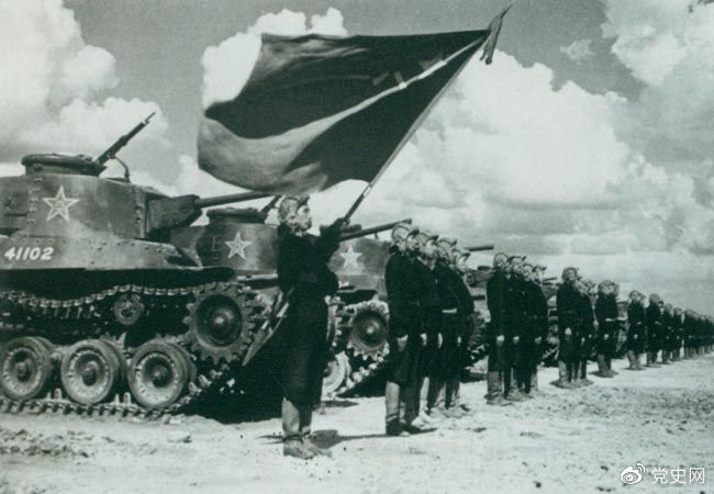 1950年9月,中国人民解放军装甲兵领导机构在北京成立。图为坦克部队阵容。