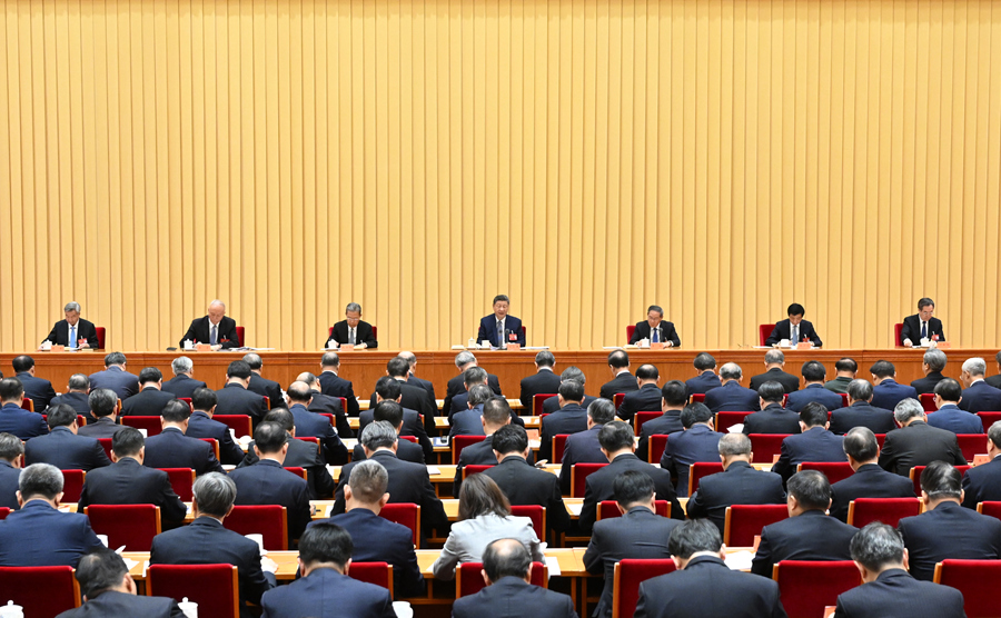 12月10日至11日,中央经济工作会议在北京举行。中共中央总书记、国家主席、中央军委主席习近平出席会议并发表重要讲话。李强、赵乐际、王沪宁、蔡奇、丁薛祥、李希出席会议。 12月10日至11日,中央经济工作会议在北京举行。中共中央总书记、国家主席、中央军委主席习近平出席会议并发表重要讲话。李强、赵乐际、王沪宁、蔡奇、丁薛祥、李希出席会议。