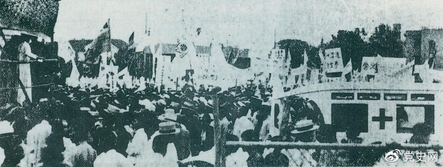 1925年6月7日,中国共产党通过上海总工会联合上海学生联合会、上海各马路商界联合会等,成立了上海反帝运动的领导机关——工商学联合会。11日,在该会的主持下,上海20万群众集会,通过了逞凶、赔偿、取消领事裁判权等17项对外交涉条件。图为大会盛况。
